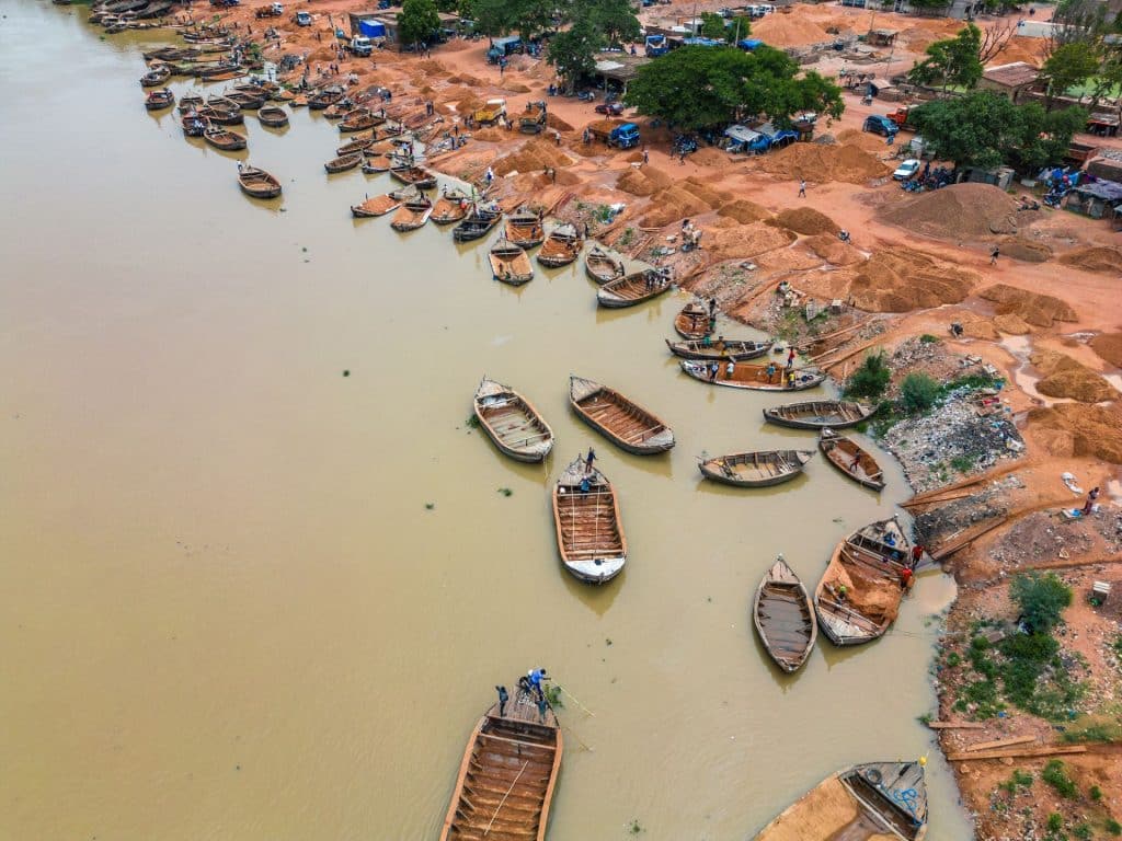 Panorama Afrique de l'Ouest octobre 2026 : pirogues le long du fleuve Niger à Bamako